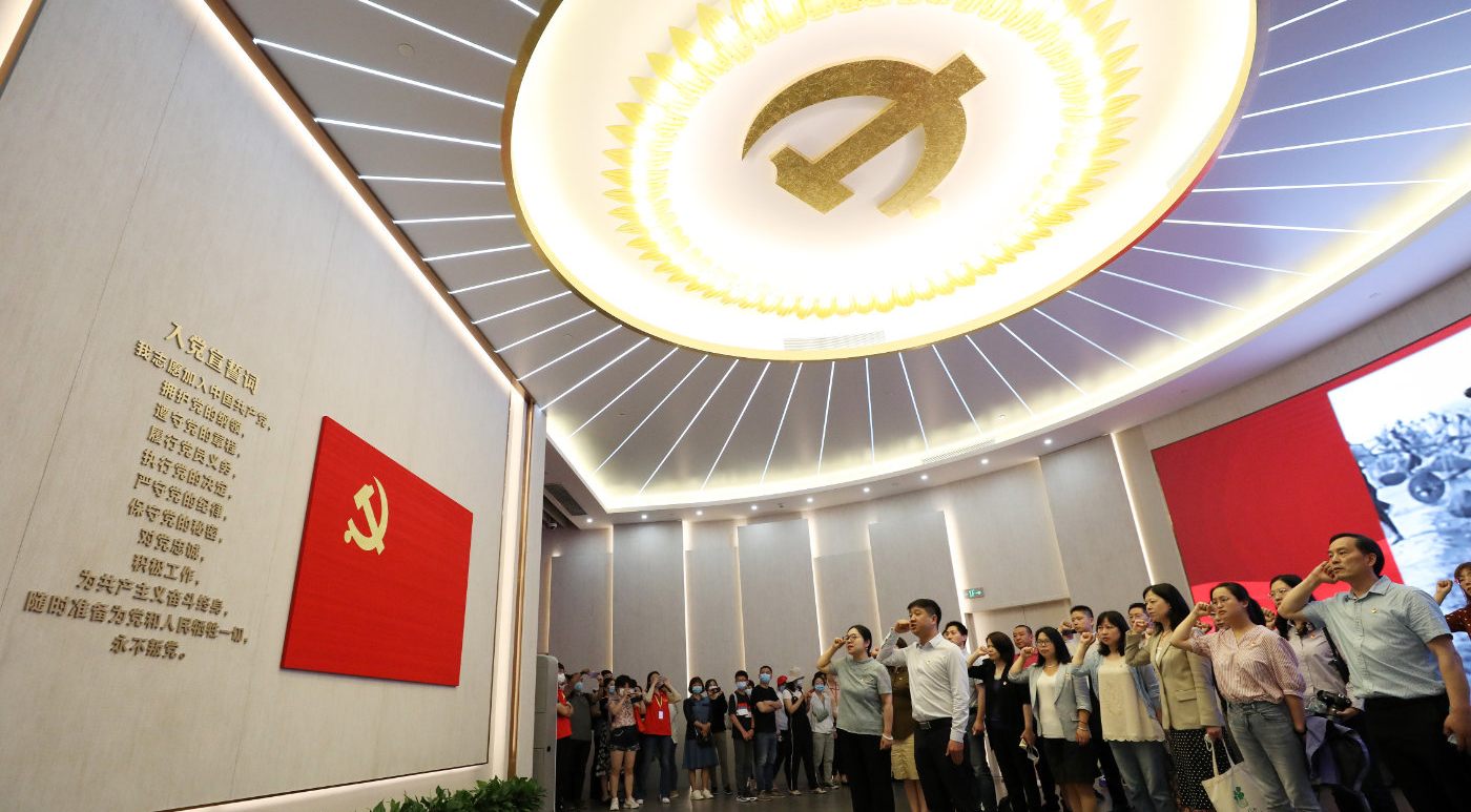 一百年前，中國共產黨的先驅們創建了中國共產黨，形成了堅持真理、堅守理想，踐行初心、擔當使命，不怕犧牲、英勇斗爭，對黨忠誠、不負人民的偉大建黨精神，這是中國共產黨的精神之源。