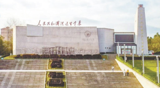江西瑞金，葉坪革命舊址群，一座黛瓦灰牆的祠堂式建筑靜靜佇立。1931年11月，中華蘇維埃第一次全國代表大會在這裡召開，中華蘇維埃共和國臨時中央政府在這裡成立。這是中國歷史上第一個全國性的工農民主政權，它的成立譜寫了中國共產黨領導的革命根據地建設和紅色政權建設的新篇章。