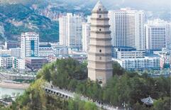 1935年10月，中央紅軍經過二萬五千裡長征勝利抵達陝北，陝北自此成為中共中央的“落腳點”，也成為建立抗日民族統一戰線、贏得抗日戰爭勝利、進而奪取人民解放戰爭勝利的“出發點”。十三載崢嶸歲月，孕育了永放光芒的延安精神。
