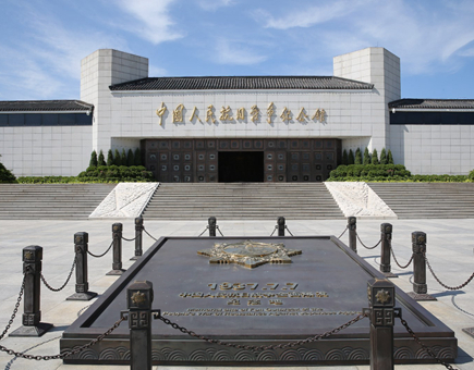 中國人民在抗日戰爭的壯闊進程中孕育出偉大抗戰精神，向世界展示了天下興亡、匹夫有責的愛國情懷，視死如歸、寧死不屈的民族氣節，不畏強暴、血戰到底的英雄氣概，百折不撓、堅忍不拔的必勝信念。