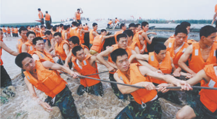 廣大干部群眾和人民解放軍、武警官兵堅決響應黨和政府號召，發揚不怕累苦、不怕疲勞、不怕犧牲的精神斗志，堅守在防汛抗洪救災第一線，涌現了許多先進典型和感人事跡，展現了中國人民眾志成城、頑強拼搏、敢於勝利的英雄氣概，書寫了洪水無情人有情的人間大愛。