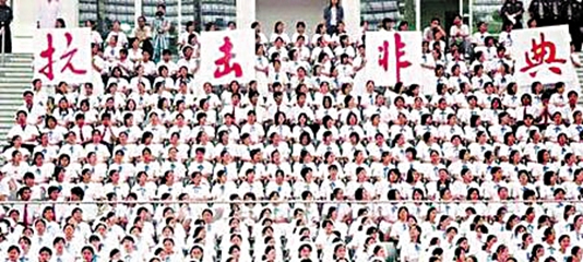 面對突如其來的非典疫情，在黨中央堅強領導下，全國人民以空前的團結和高昂的斗志，打響了一場防治疫病的人民戰爭，形成了抗擊非典精神，取得了抗擊非典階段性重大勝利。